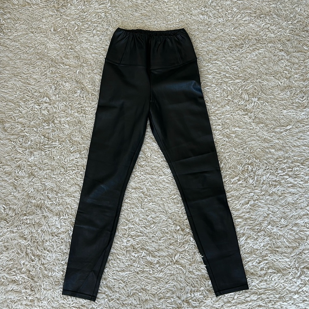Aritzia Wilfred Free Daria Pant in Black (Size XS)
